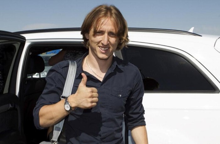 Sau cuộc kiểm tra y tế, Modric có buổi lễ ký kết hợp đồng với Real. Bản hợp đồng có thời hạn 5 năm (tới 2017), và mức lương mà Modric được hưởng là 120.000 bảng/tuần sau thuế.